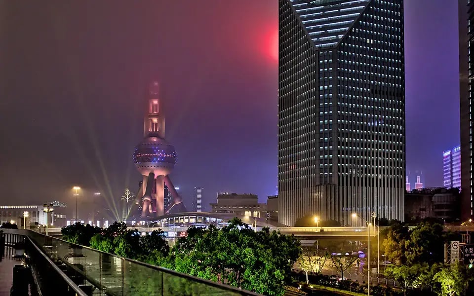 Skyline Shanghai bei Nacht und Nebel