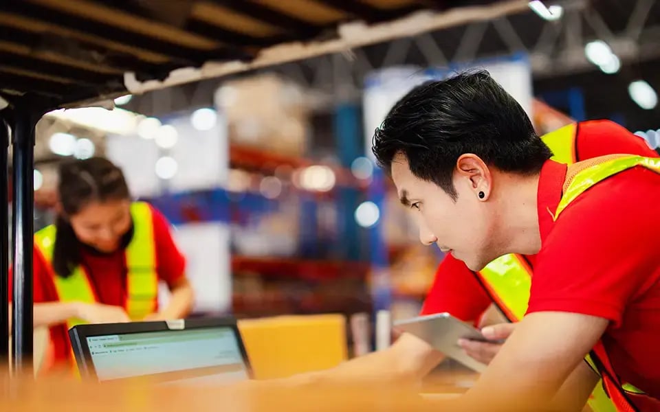 3 asiatisch gelesene Menschen in einem Lager